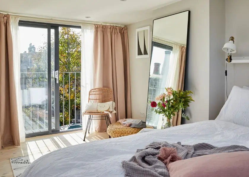 Gunakan Tirai Polos atau Motif Lembut untuk dekorasi kamar aesthetic